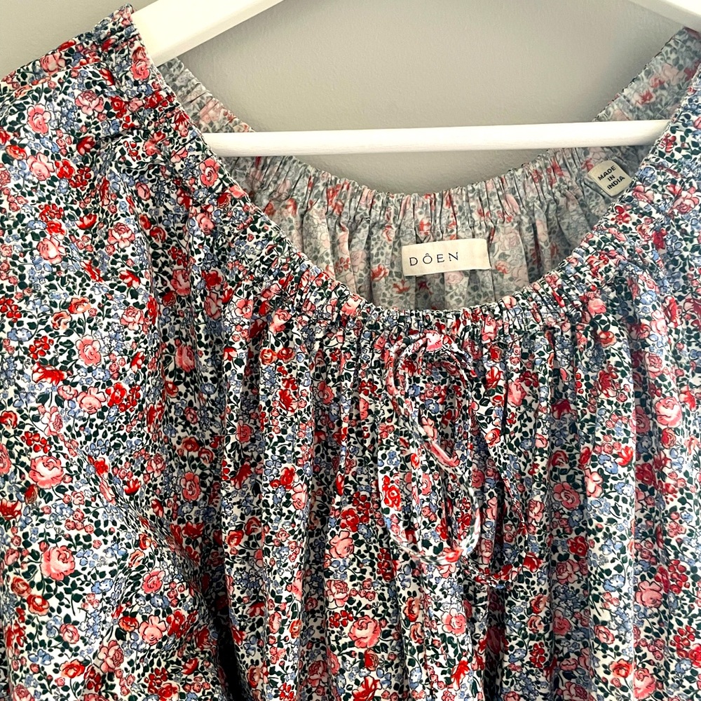 Doen printed dress with elastic neckline.